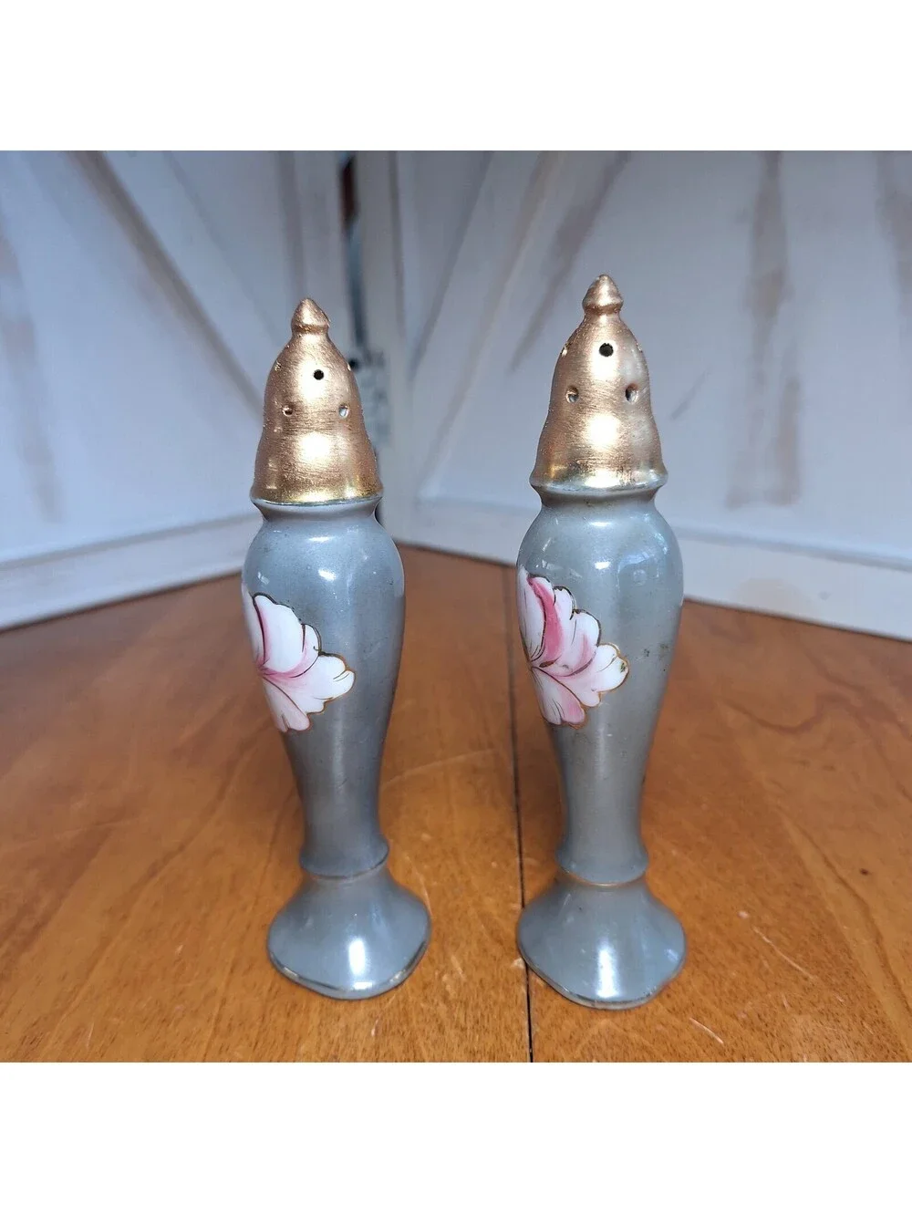 VTG Gray Ceramic Salt/Pepper Shakers Floral Goldtone Tops Cork Stoppers Japan